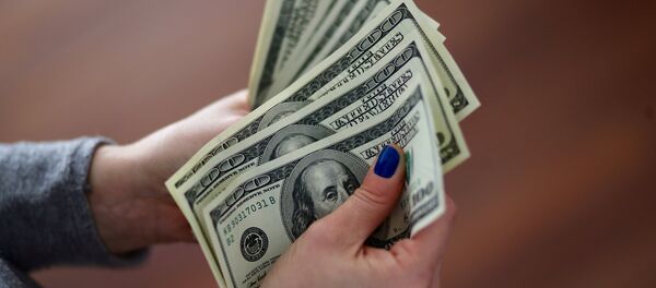 Una mujer cuenta los billetes de un dólar - Sputnik Mundo