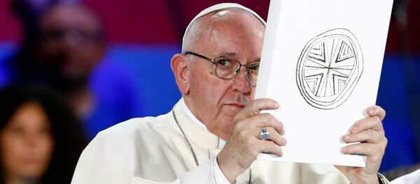 Pope Francis holds the Book of the Gospels as he meets Italian youth at the ancient Circo Massimo in Rome, Italy August 11, 2018 - Sputnik Mundo