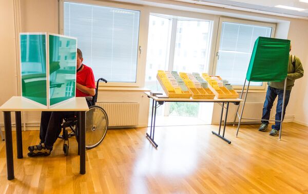 Las personas ejercen su derecho al voto en una mesa electoral en Estocolmo, Suecia - Sputnik Mundo