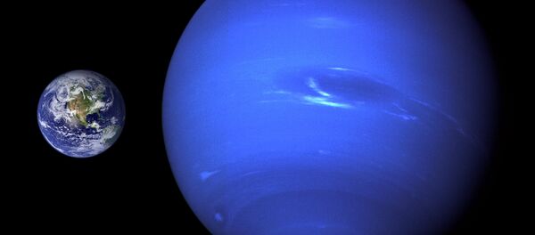 Tierra (izda.) y Neptuno (drcha.) (comparación de tamaño) - Sputnik Mundo