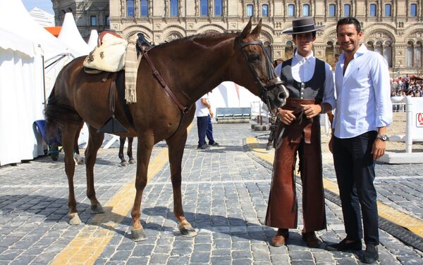 La Asociación Córdoba Ecuestre posa para Sputnik durante el X festival Torre Spásskaya de Moscú - Sputnik Mundo