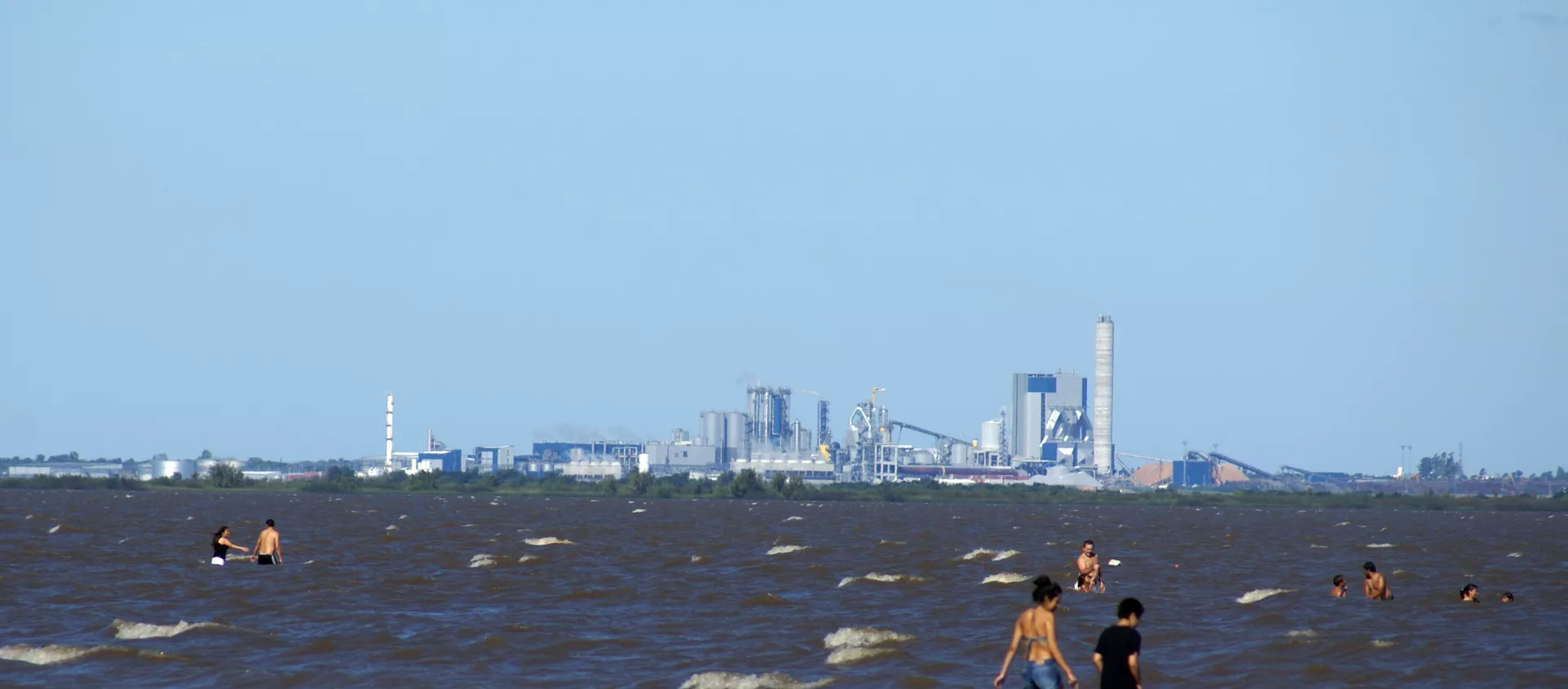 La planta de celulosa en Fray Bentos sobre el río Uruguay vista desde la costa argentina La planta de celulosa en Fray Bentos sobre el río Uruguay vista desde la costa argentina - Sputnik Mundo, 1920, 24.12.2019