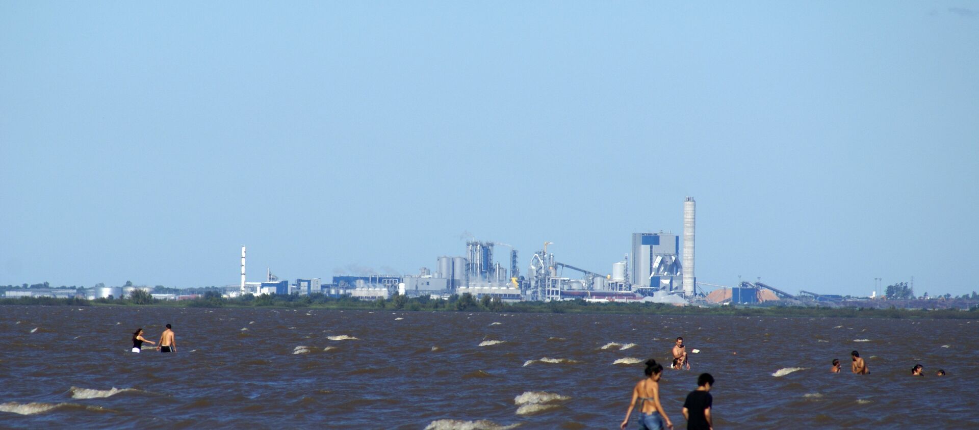 La planta de celulosa en Fray Bentos sobre el río Uruguay vista desde la costa argentina - Sputnik Mundo, 1920, 24.12.2019