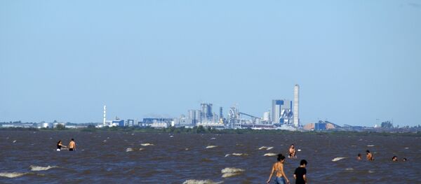 La planta de celulosa en Fray Bentos sobre el río Uruguay vista desde la costa argentina - Sputnik Mundo