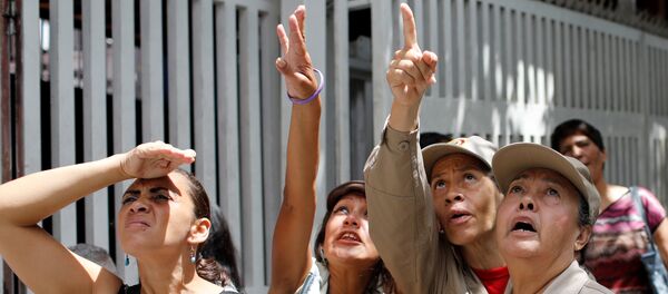 Venezolanos miran hacia el rascacielos Torre de David en Caracas - Sputnik Mundo