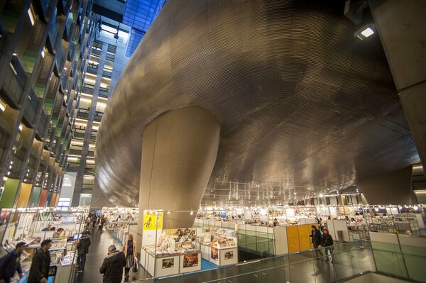 Vista exterior desde abajo de la Sala Sinfónica Ballena Azúl del CCK - Sputnik Mundo