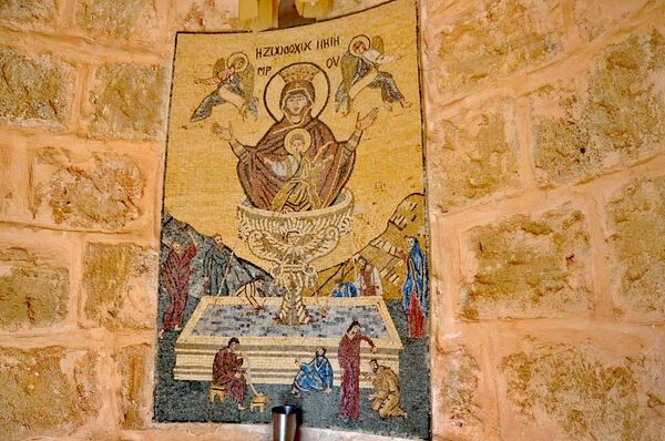 La capilla de Santa María del Milagro. Se ubica en una aldea en el camino Latakia-Kassab. Según cuenta la leyenda, hace 100 años los vecinos de este pequeño pueblo se enfrentaron con el problema de la escasez de agua. Estuvieron mucho tiempo sin encontrar un pozo de agua, la aldea entera casi había perdido la esperanza cuando una de las vecinas soñó con Santa María que le indicó el lugar. Al día siguiente la mujer relató lo que había soñado y encontraron agua dulce en el lugar indicado. En agradecimiento a Santa María los vecinos construyeron una capilla en su honor. La capilla de Santa María del Milagro. Se ubica en una aldea en el camino Latakia-Kassab. Según cuenta la leyenda, hace 100 años los vecinos de este pequeño pueblo se enfrentaron con el problema de la escasez de agua. Estuvieron mucho tiempo sin encontrar un pozo de agua, la aldea entera casi había perdido la esperanza cuando una de las vecinas soñó con Santa María que le indicó el lugar. Al día siguiente la mujer relató lo que había soñado y encontraron agua dulce en el lugar indicado. En agradecimiento a Santa María los vecinos construyeron una capilla en su honor. - Sputnik Mundo