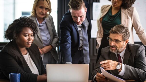 Un grupo de personas trabajando - Sputnik Mundo