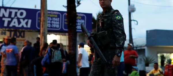 Un militar en la frontera entre Brasil y Venezuela - Sputnik Mundo