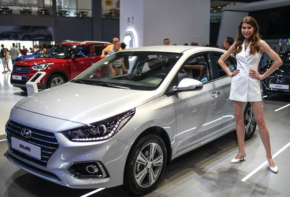 Belleza y potencia: las más bellas azafatas del Salón del Automóvil de Moscú - Sputnik Mundo