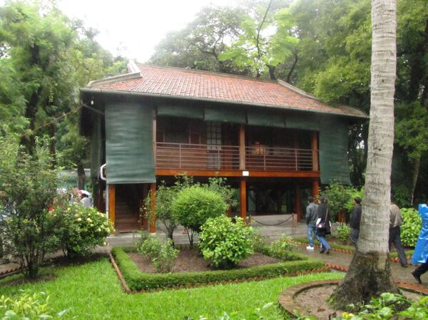 La Casa Zancuda donde vivió Ho Chi Minh, construída en los jardines traseros del Palacio Presidencial de Hanoi - Sputnik Mundo