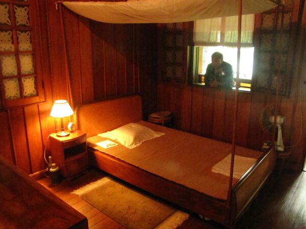 Dormitorio de Ho Chi Minh en la Casa Zancuda ubicada dentro del Palacio Presidencial de Hanoi - Sputnik Mundo