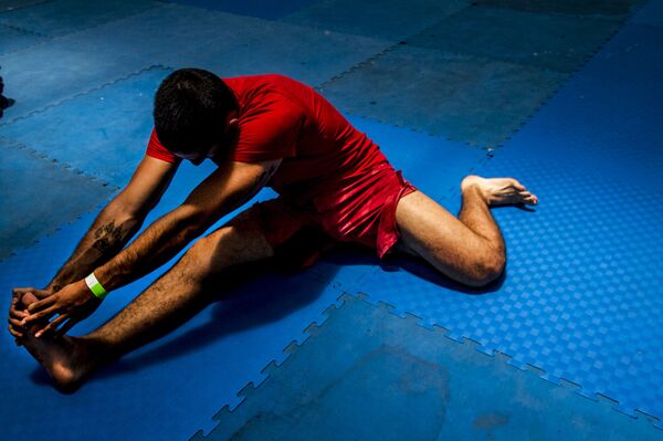 Uno de los peleadores se prepara para su competencia en el Torneo Nacional de Artes Marciales Mixtas - Sputnik Mundo