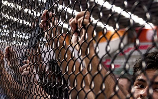 Peleadores desmontan una jaula al finalizar el Torneo Nacional de Artes Marciales Mixtas - Sputnik Mundo