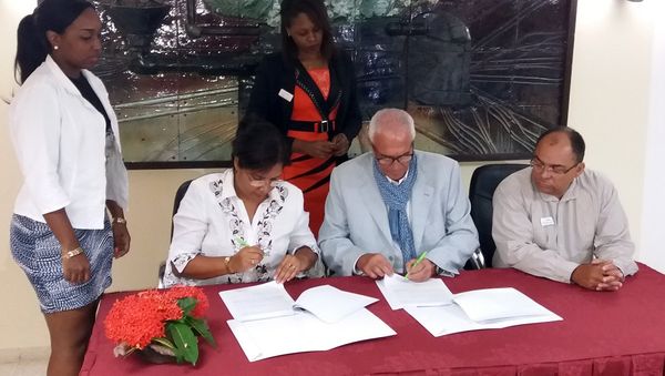 Miladys Orraca, presidenta de la Empresa Comercializadora de Servicios Médicos de Cuba, y Diego Cerrone, presidente del grupo Dimensione, de Italia, firman convenio de servicios médicos en La Habana. Miladys Orraca, presidenta de la Empresa Comercializadora de Servicios Médicos de Cuba, y Diego Cerrone, presidente del grupo Dimensione, de Italia, firman convenio de servicios médicos en La Habana. - Sputnik Mundo