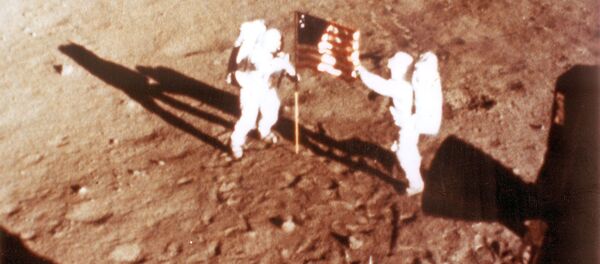 Neil Armstrong y Buzz Aldrin en la Luna con la bandera estadounidense - Sputnik Mundo