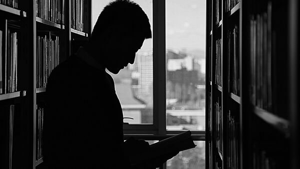 Un hombre en una biblioteca (archivo) - Sputnik Mundo