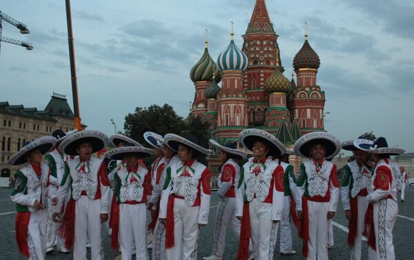 Los integrantes de los Delfines de Veracruz ensayan en la Plaza Roja durante el X festival Torre Spásskaya - Sputnik Mundo