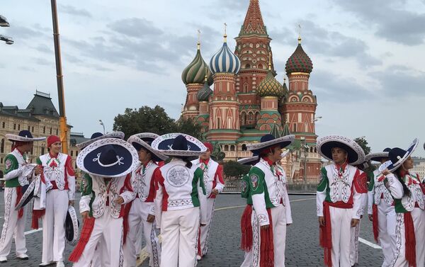 Los Delfines están integrados por jóvenes de entre 12 y 16 años. El resto de la Banda Monumental lo forman mariachis, artistas y bailadores profesionales. La ilusión de los Delfines es máxima. - Sputnik Mundo