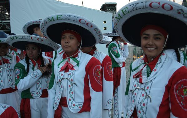 La Banda Monumental está sabiendo contagiar su energía al público en la Plaza Roja de Moscú - Sputnik Mundo