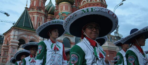 La Banda Monumental de México durante el X festival Torre Spásskaya de Moscú - Sputnik Mundo