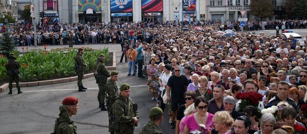 Ciudadanos dan el último adiós al líder de la república de Donetsk Ciudadanos dan el último adiós al líder de la república de Donetsk - Sputnik Mundo