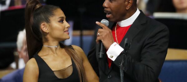 Arianda Grande y el obispo Charles H. Ellis III - Sputnik Mundo