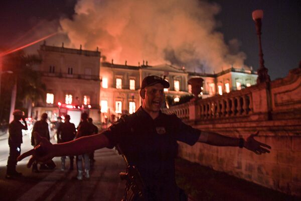 El Museo Nacional de Brasil arde en llamas - Sputnik Mundo