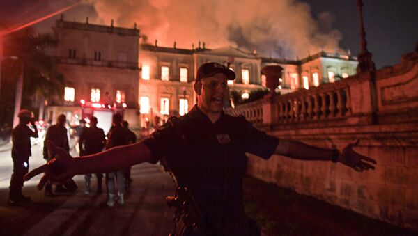 El Museo Nacional de Brasil arde en llamas - Sputnik Mundo