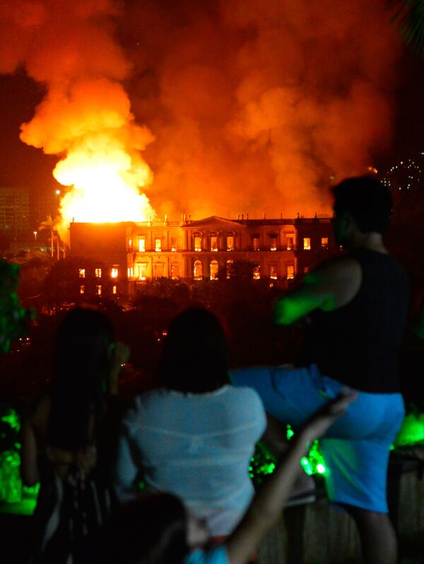 El Museo Nacional de Brasil arde en llamas - Sputnik Mundo