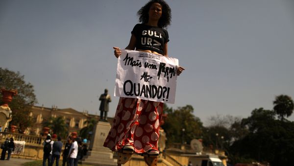 Una chica brasileña después del incendio del Museo Nacional de Río Una chica brasileña después del incendio del Museo Nacional de Río - Sputnik Mundo