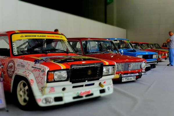 Enchúlame la máquina: estos rusos dan una nueva vida a los autos soviéticos - Sputnik Mundo