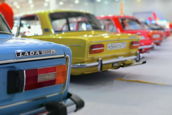 Enchúlame la máquina: estos rusos dan una nueva vida a los autos soviéticos - Sputnik Mundo