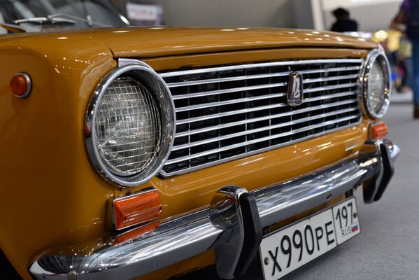 Enchúlame la máquina: estos rusos dan una nueva vida a los autos soviéticos - Sputnik Mundo