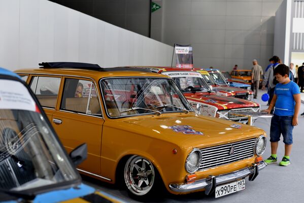 Enchúlame la máquina: estos rusos dan una nueva vida a los autos soviéticos - Sputnik Mundo