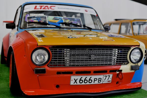 Enchúlame la máquina: estos rusos dan una nueva vida a los autos soviéticos - Sputnik Mundo