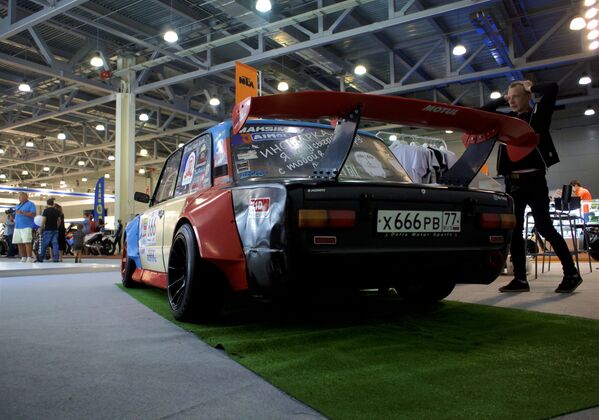 Enchúlame la máquina: estos rusos dan una nueva vida a los autos soviéticos - Sputnik Mundo