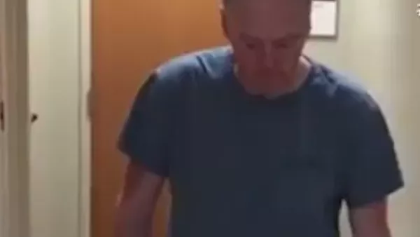 Una persona que sufre del mal de Parkinson