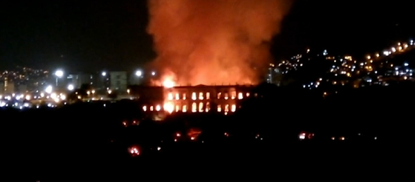 El Museo Nacional de Brasil, consumido por las llamas - Sputnik Mundo