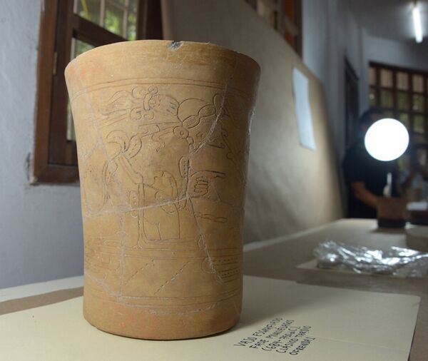 Una vasija encontrada en Palenque, México - Sputnik Mundo