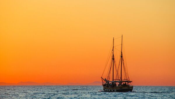 Barco navegando al atardecer - Sputnik Mundo