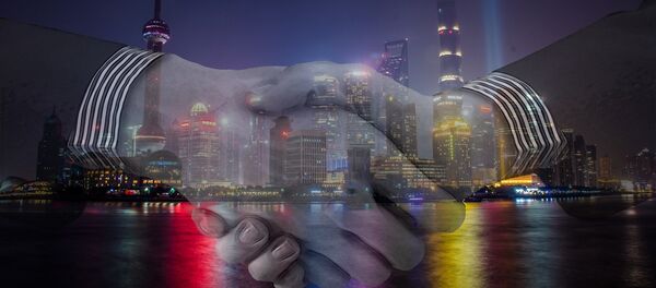 Dos personas estrechan sus manos - Sputnik Mundo