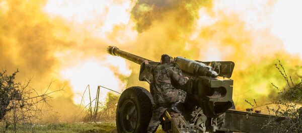 Un soldado sirio dispara de una pieza de artilleria en Idlib - Sputnik Mundo