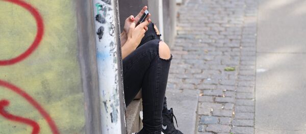 Una adolescente con un smartphone - Sputnik Mundo