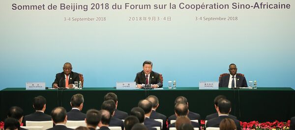 El presidente chino Xi Jinping con el presidente sudafricano Cyril Ramaphosa (izquierda) y el presidente senegalés Macky Sall (derecha) asisten a la cumbre del Foro de Cooperación China-África en 2018 - Sputnik Mundo