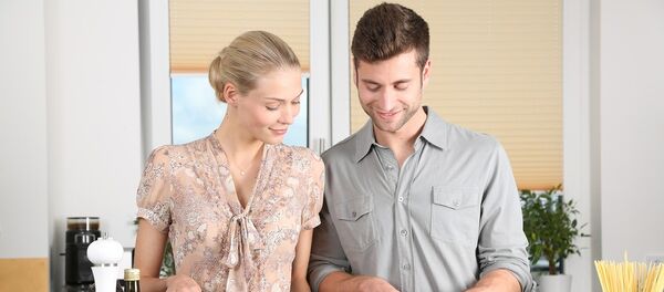 Una pareja en la cocina - Sputnik Mundo