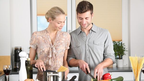 Una pareja en la cocina - Sputnik Mundo