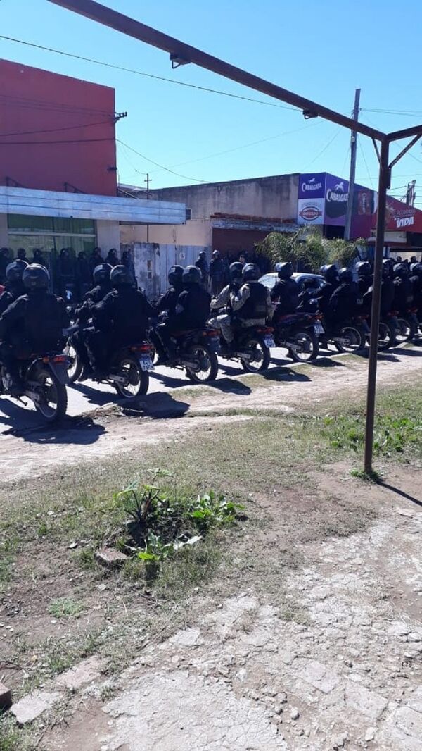 Policías del Chaco, Argentina, durante operativo para evitar saqueos - Sputnik Mundo