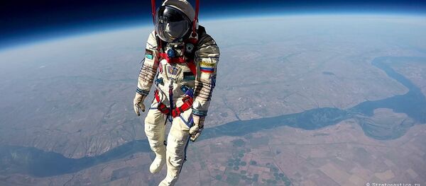 La foto del traje espacial Sókol llevado a la estratosfera por la empresa rusa Stratonautica - Sputnik Mundo