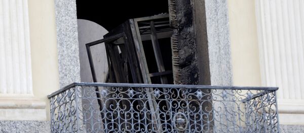 Un objeto quemado a dentro del Museo Nacional de Brasil después de un incendio - Sputnik Mundo